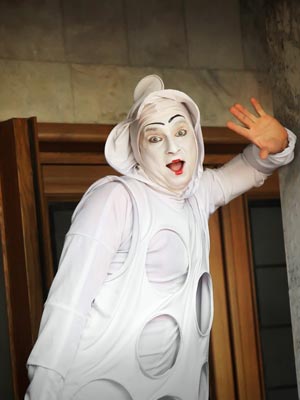 «Фотография – очень динамичное средство выражения, поэтому ни в коем случае не становитесь рабом каких-то канонов, иначе забудете о самом  важном элементе портретной съёмки – живом и выразительном изображении  человека». Хорхе Луински