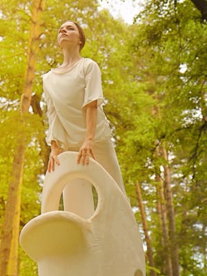 Не всегда расположение человека в центре кадра является наилучшим решением. На данном снимке расположение головы модели визуально «уравновешивается» другими элементами – руками и линиями плеч