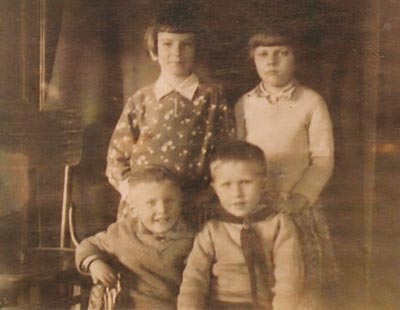 Я и моя подруга Галя (верхний ряд), внизу – Ляля и Шурик Зубовы