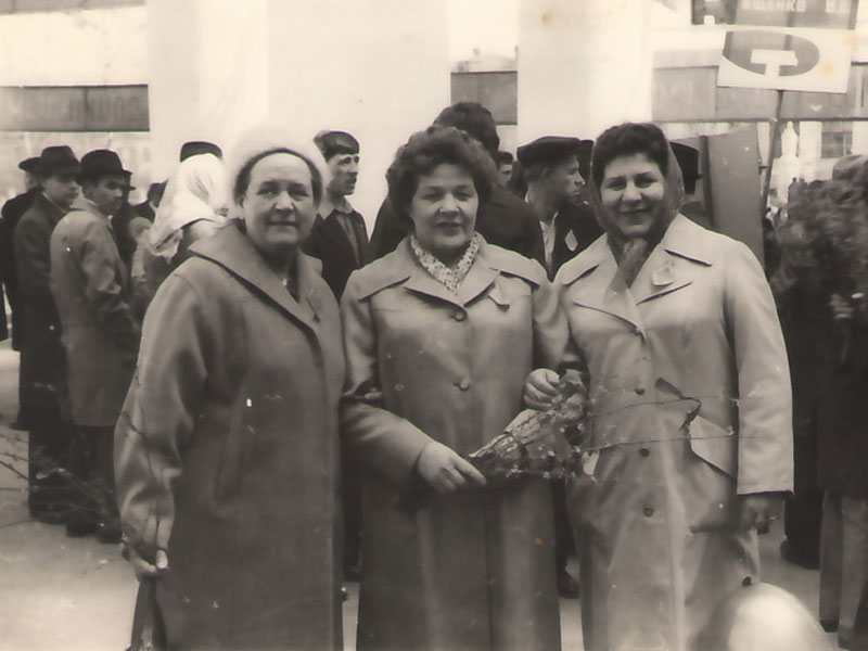 На демонстрации 7 ноября с коллегами по заводу ДРО (р.п. Левшакова – в центре)