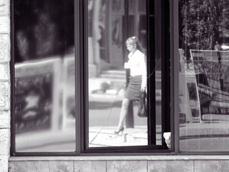 Чтобы снять это кадр, я добрую четверть часа сидел с фотоаппаратом напротив витрины и делал вид, что просто отдыхаю на свежем воздухе. Но как только случайно проходящая девушка приблизилась к ней, сразу сделал несколько серийных снимков