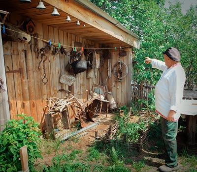 Василий Кокорев показал свою коллекцию предметов деревенского быта, которые уже вышли из обихода, а потому вдвойне интереснее было увидеть старые берестяные короба и керосиновые лампы, угольный утюг, серп, прялку и табакорезку