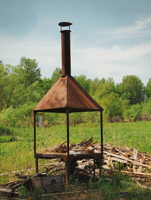 Кузницу в современной деревне уже не встретишь, однако в Солнце удалось сфотографировать эту старую заброшенную мастерскую. Ныне кузницу из-за малой производительности вытеснили заводские конвейеры, но в далёком прошлом и вплоть до 70-80-х годов  ХХ века в каждой более-менее большой деревне Выксунского округа была своя кузня