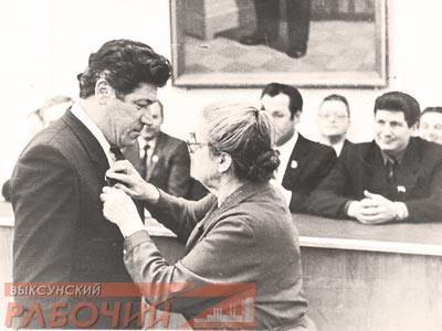 Председатель Совета ветеранов Евгения Максаковская вручает награду Борису Седову