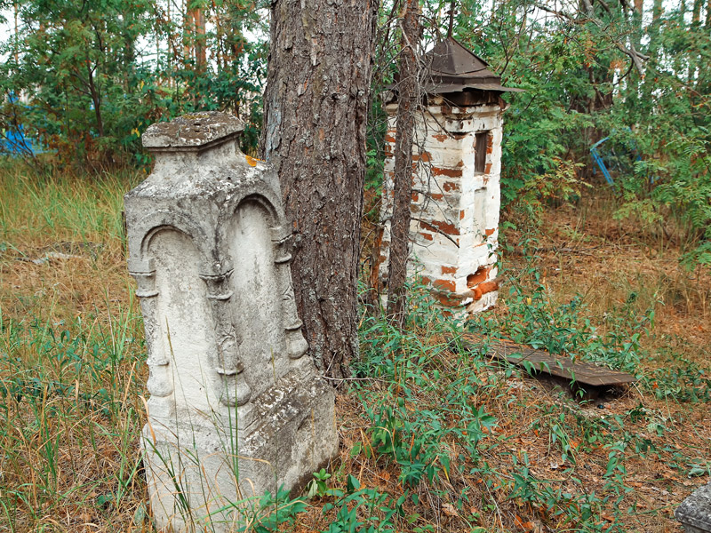 Этой колонне на местном кладбище, вероятно, не одна сотня лет, но почему-то значимости для местных краеведов она не представляет. Так и стоит под открытым небом и медленно разрушается 