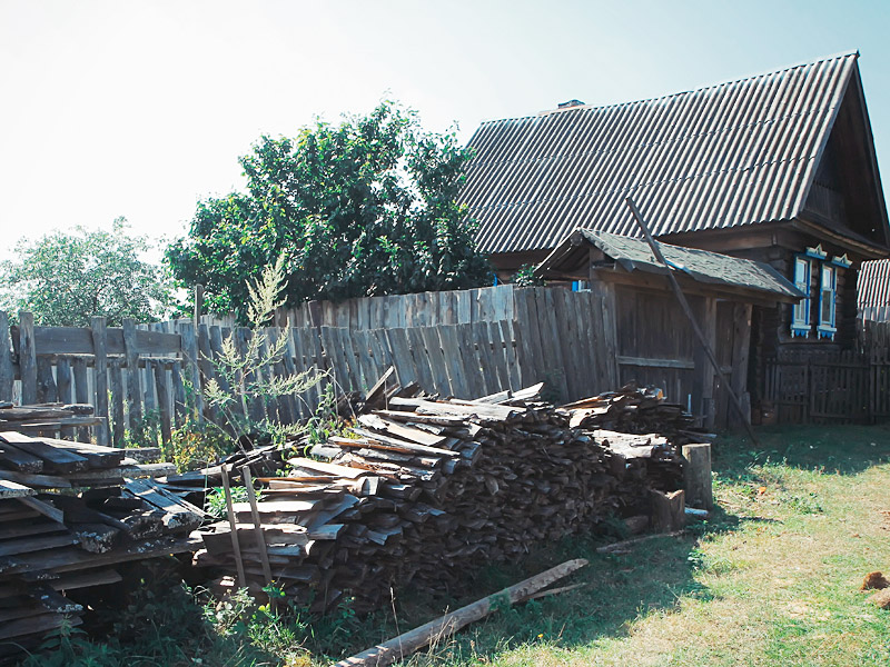 Газа в Сноведи нет, пользуются баллонами для плит. Дрова поставляются жителям с местных пилорам со скидкой, срезки – бесплатно